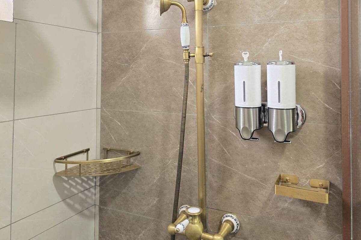 Douche, peignoirs, serviettes fournies, savon