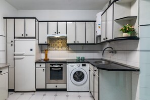 Fridge, microwave, oven, stovetop - Apartment in the Old Town of Castro Urdiales (Castro-Urdiales)