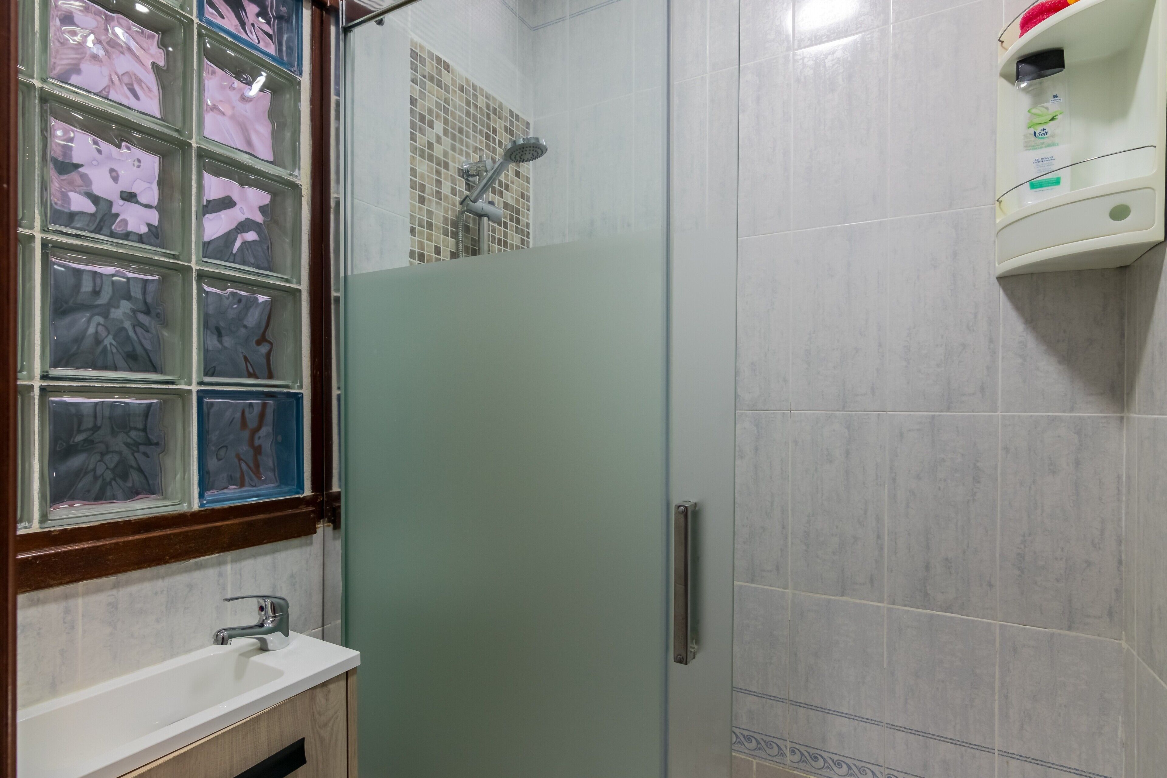 Een douche, een haardroger, handdoeken