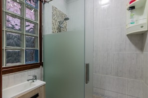 Een douche, een haardroger, handdoeken