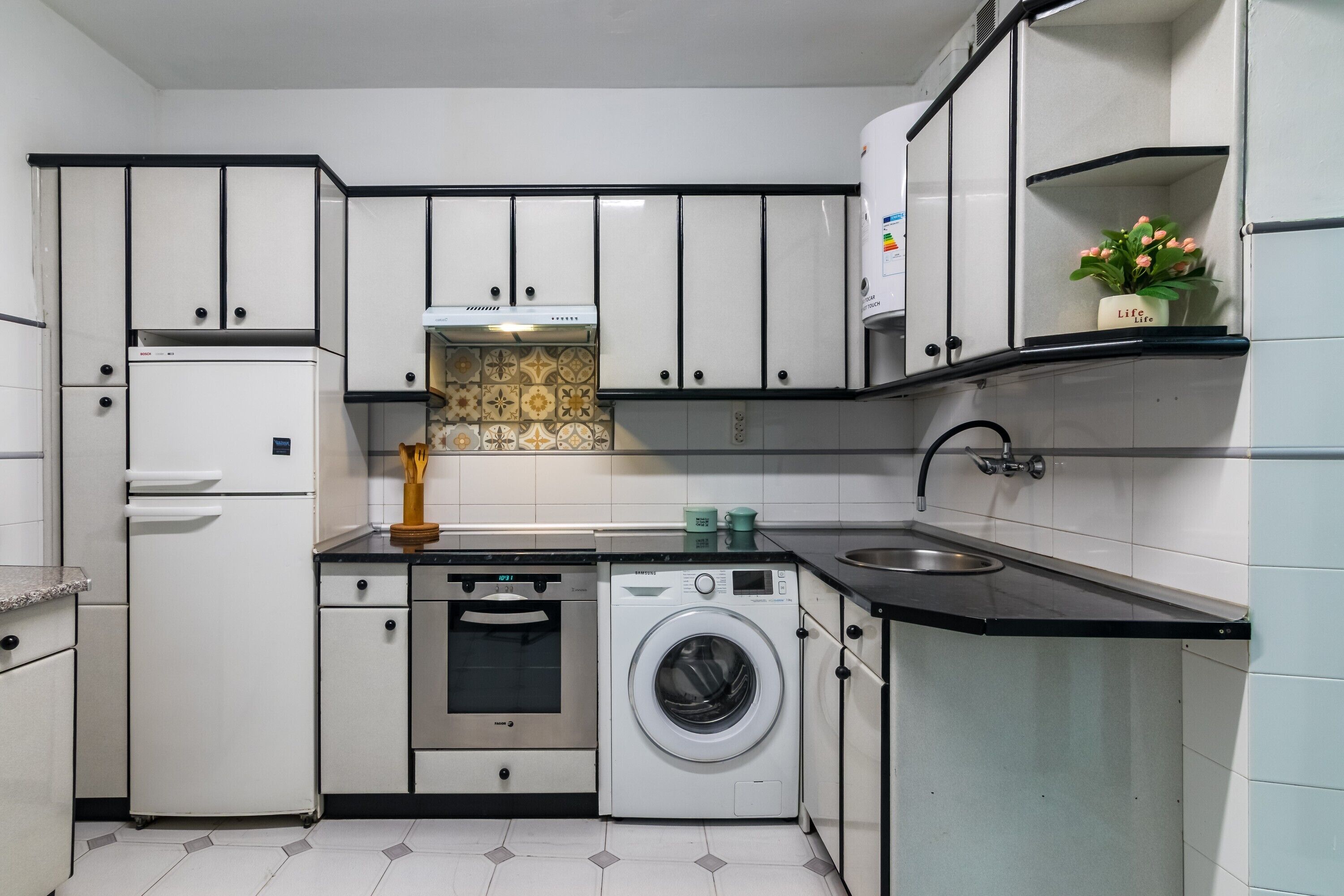 Een koelkast, een microgolfoven, een oven, een kookplaat