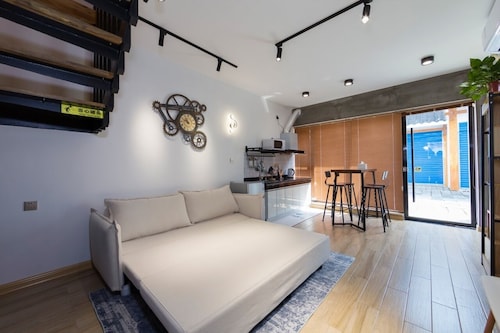 Comfortable Air-Conditioned 2-Bedroom Apartment/Loft with Easy Park Access