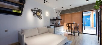 Comfortable Air-Conditioned 2-Bedroom Apartment/Loft with Easy Park Access