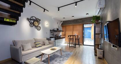 Comfortable Air-Conditioned 2-Bedroom Apartment/Loft with Easy Park Access