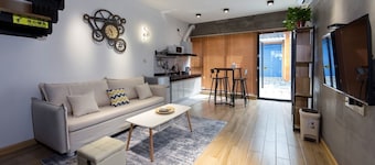 Comfortable Air-Conditioned 2-Bedroom Apartment/Loft with Easy Park Access