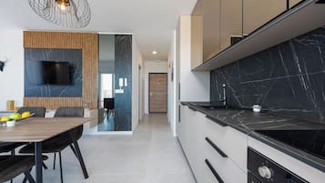 Frigorifero, forno, piano cottura, lavastoviglie
