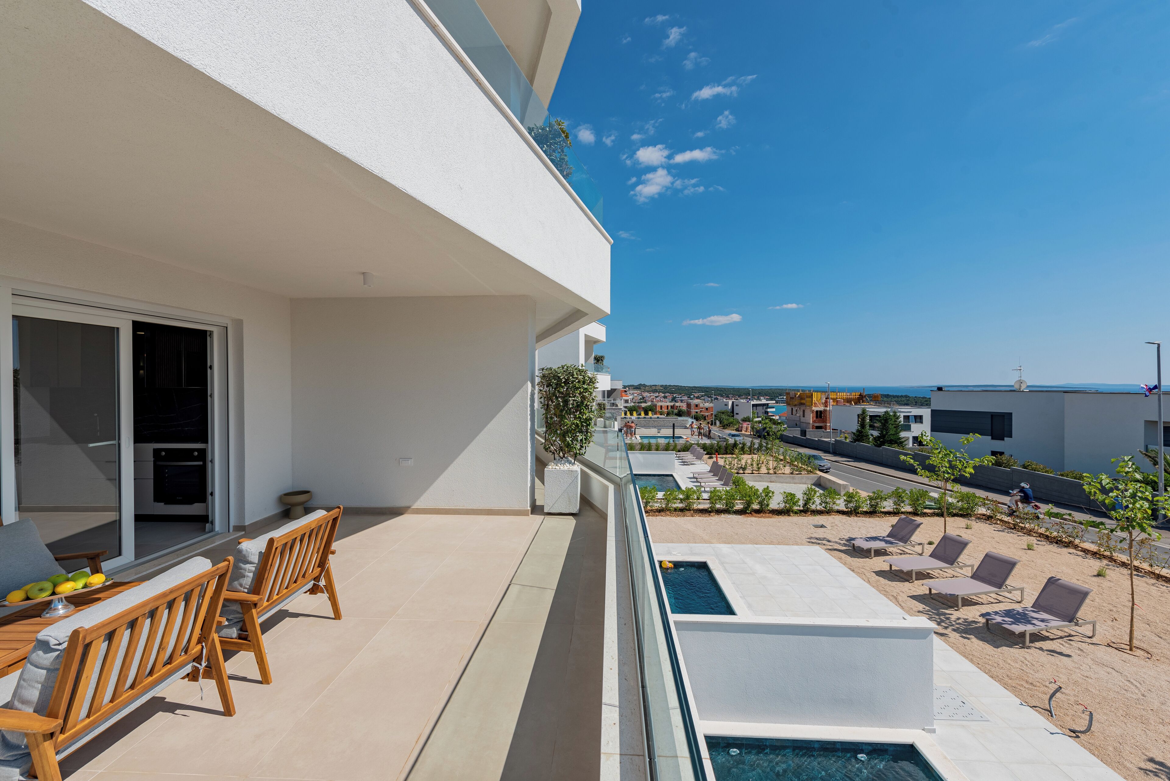 Appartement supérieur, 4 chambres, piscine privée, vue sur la piscine | Vue sur la rue