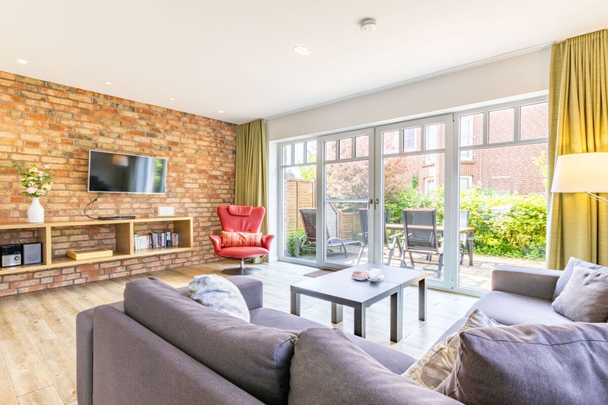 TV connectée, lecteur de DVD, livres, chaîne hi-fi