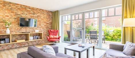 TV connectée, lecteur de DVD, livres, chaîne hi-fi