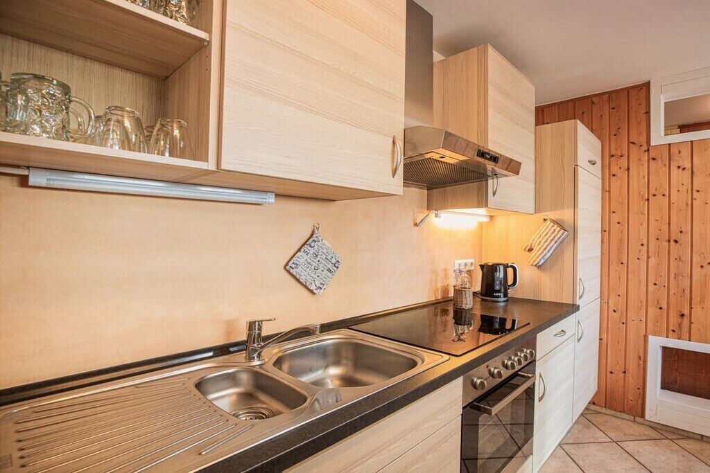 Kühlschrank, Ofen, Herdplatte, Wasserkocher mit Kaffee-/Teezubehör