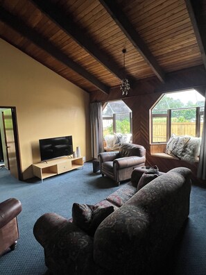 Living area - Warm family home in quiet neighbourhood, room to park your boat and relax (Whitianga)
