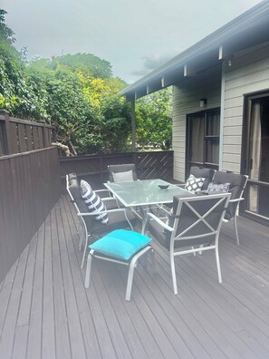 Outdoor dining - Warm family home in quiet neighbourhood, room to park your boat and relax (Whitianga)