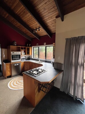 Private kitchen - Warm family home in quiet neighbourhood, room to park your boat and relax (Whitianga)