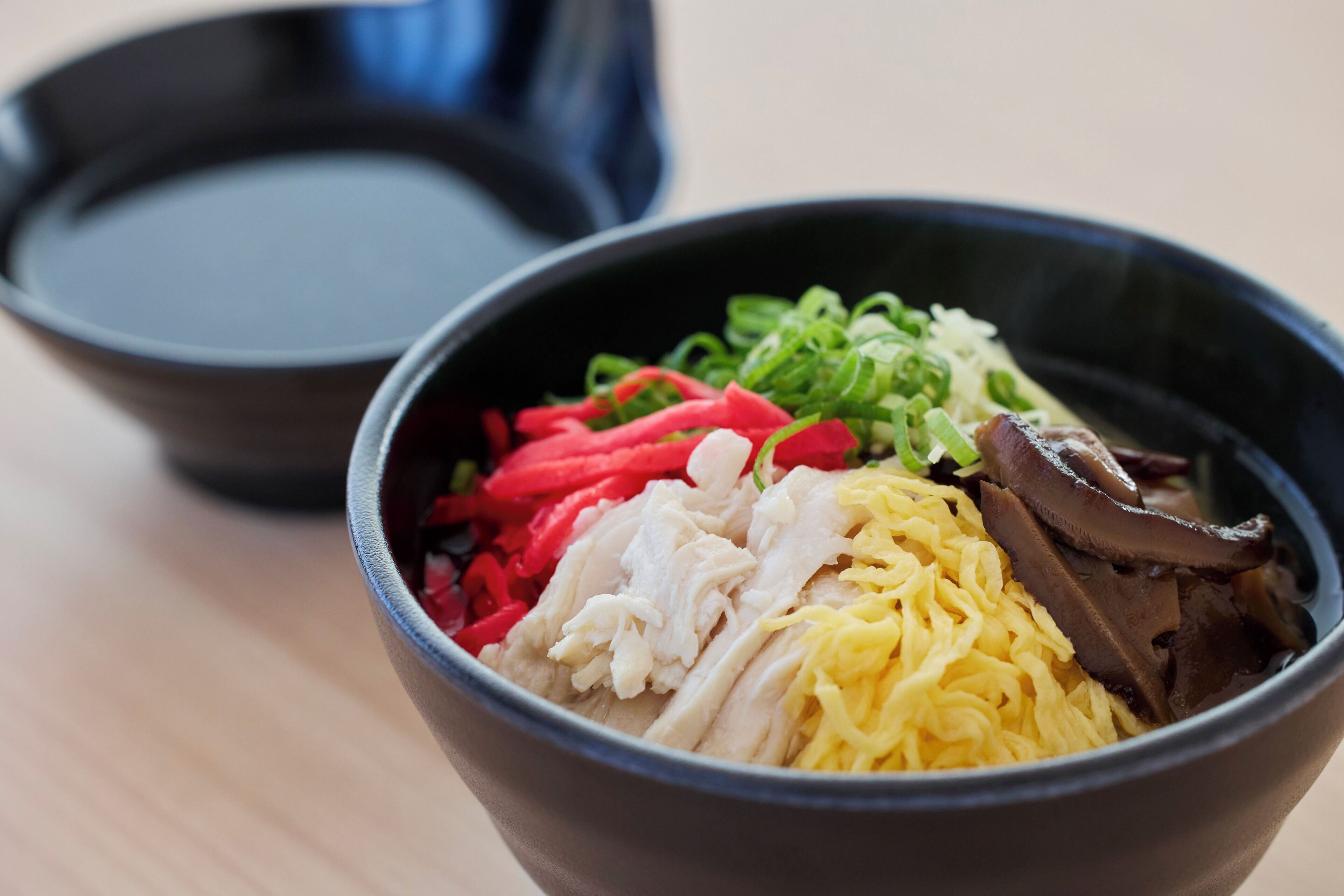 Un plato de comida con diversos ingredientes.