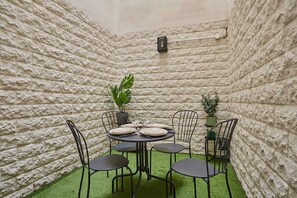 Outdoor dining - Charming Apartment Faubourg St Honore Madeleine (Paris)