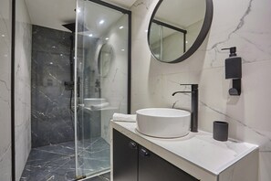 Shower, hair dryer, towels - Charming Apartment Faubourg St Honore Madeleine (Paris)