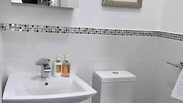Room, 1 Bedroom, Patio, Garden View | Bathroom