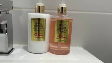 Room, 1 Bedroom, Patio, Garden View | Bathroom amenities