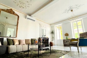 TV - Maison de Charme au bord de mer, Palm Beach Cannes (Cannes)