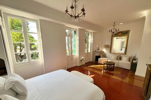 7 bedrooms, iron/ironing board, free WiFi, bed sheets - Maison de Charme au bord de mer, Palm Beach Cannes (Cannes)