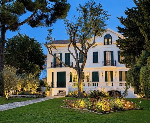 Seafront Villa Palm Beach Cannes 5 Bedrooms & Rooftop Terrace . Up to 12 Guests