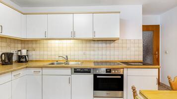 Jääkaappi, mikroaaltouuni, uuni, liesi