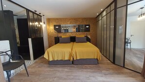 Un dormitorio moderno con una cama grande, un espejo y una puerta corredera.