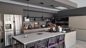 Een koelkast, een microgolfoven, een oven, een kookplaat