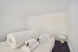 1 chambre, fer et planche à repasser, draps fournis