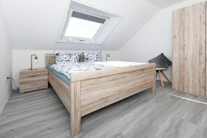 3 bedrooms, free WiFi, bed sheets - Holiday apartment with 1 bedroom (Westerholt)
