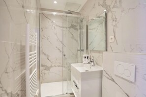 Douche, sèche-cheveux, serviettes fournies