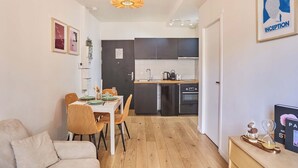 Een modern appartement met een eetgedeelte, keuken en woonruimte.