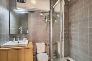 シャワー、ヘアドライヤー、タオル