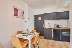 Fridge, microwave, oven, stovetop - Charming apartment in Boulogne, (Boulogne-Billancourt)