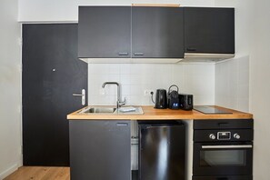 冷蔵庫、電子レンジ、オーブン、コンロ