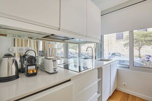 Fridge, microwave, stovetop, dishwasher - Modern studio Invalides Tour Eiffel (Paris)