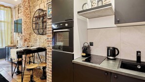 Wasserkocher mit Kaffee-/Teezubehör, Kühlschrank, Ofen, Herdplatte