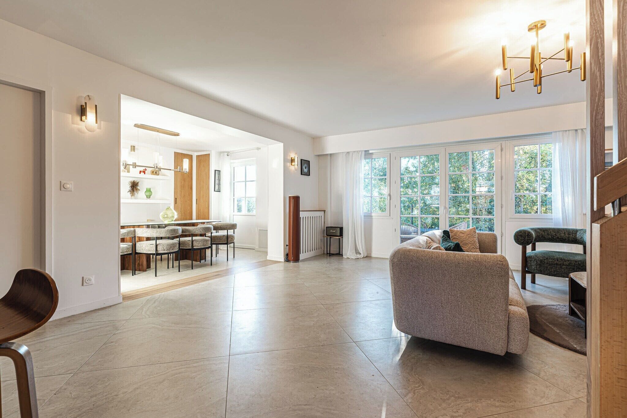 Smart TV, pebolim, escritórios