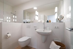 Shower, hair dryer - Utkiek - Modern apartment, close to the beach, balcony, parking space, WLAN. Pets allowed. (Sylt)