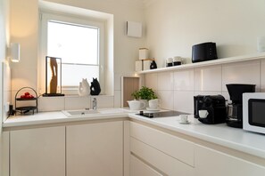 Fridge, microwave, stovetop, dishwasher - Utkiek - Modern apartment, close to the beach, balcony, parking space, WLAN. Pets allowed. (Sylt)