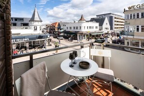 Outdoor dining - Utkiek - Modern apartment, close to the beach, balcony, parking space, WLAN. Pets allowed. (Sylt)