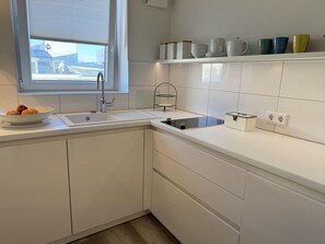 Réfrigérateur, plaque de cuisson, cafetière/bouilloire