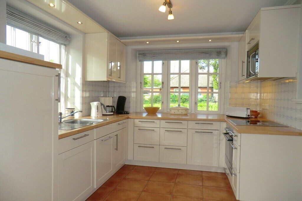 Kjøleskap, ovn, kokeplater og spisebord