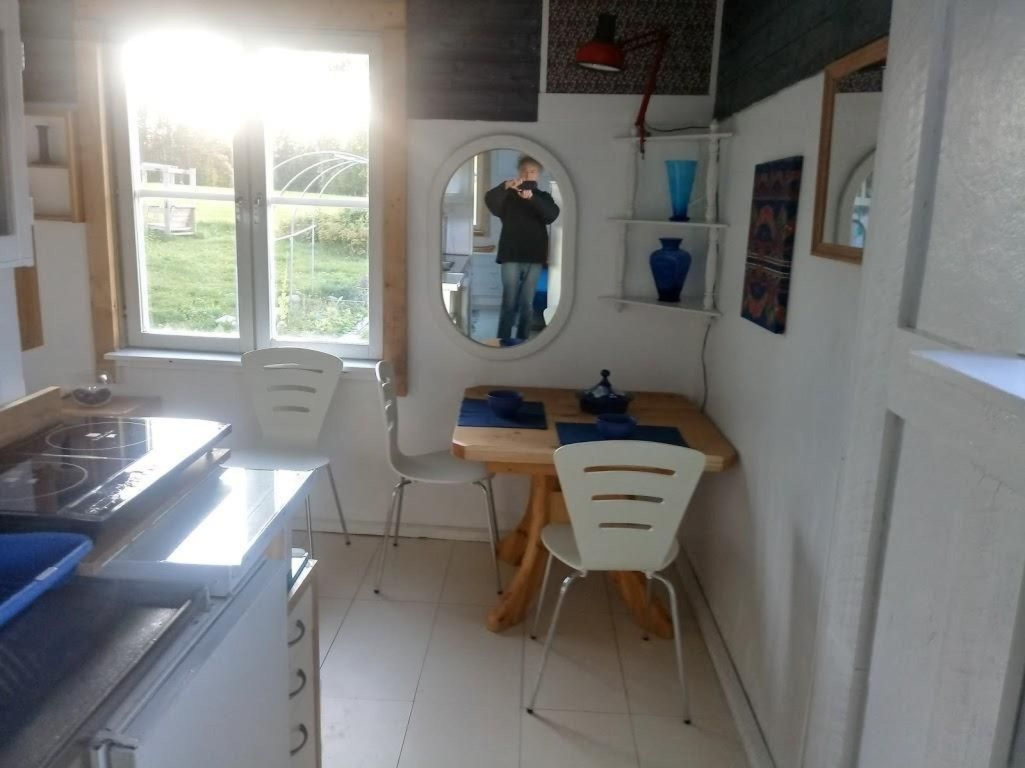 Kjøleskap, mikrobølgeovn og kjøkkenutstyr