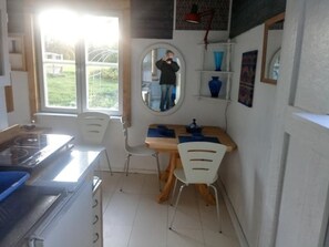 Kjøleskap, mikrobølgeovn og kjøkkenutstyr