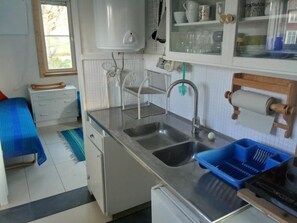 Kjøleskap, mikrobølgeovn og kjøkkenutstyr