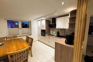 Kylskåp, mikrovågsugn, ugn och spishäll