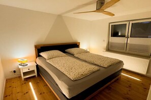 3 makuuhuonetta, silitysrauta/-lauta, ilmainen Wi-Fi, vuodevaatteet