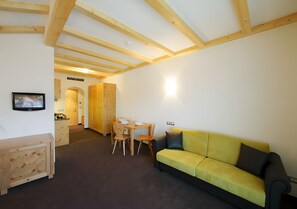 TV - Studio Apartment 'Residence Alpenrose Fewo 1' with Mountain View, Wi-Fi and Air Conditioning (St. Jakob)
