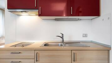 Jääkaappi, mikroaaltouuni, liesi, kahvin-/teenkeitin